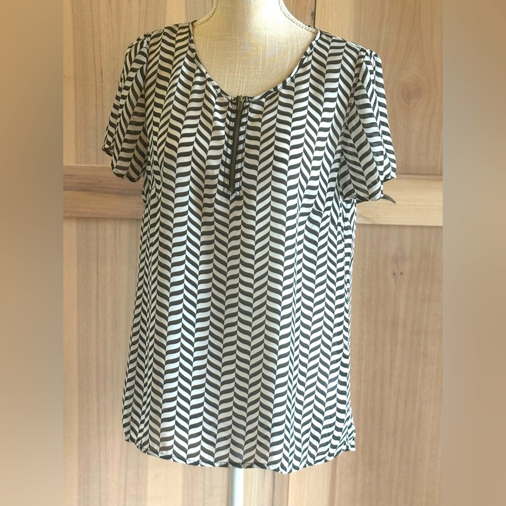 Spense Geometric Short Sleeve Blouse. Exposed Zipper | Sheer | Women’s Sz-M